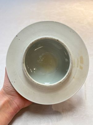 A Chinese famille rose 'lady and boys' vase and cover, Qianlong mark, Republic — photo 7
