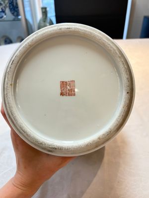 A Chinese famille rose 'lady and boys' vase and cover, Qianlong mark, Republic — photo 10