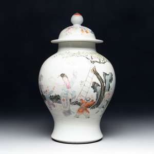 A Chinese famille rose 'lady and boys' vase and cover, Qianlong mark, Republic — photo 1