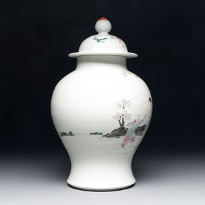 A Chinese famille rose 'lady and boys' vase and cover, Qianlong mark, Republic — photo 2
