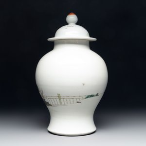A Chinese famille rose 'lady and boys' vase and cover, Qianlong mark, Republic — photo 3