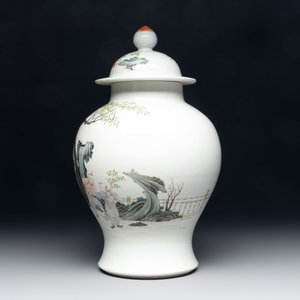 A Chinese famille rose 'lady and boys' vase and cover, Qianlong mark, Republic — photo 4