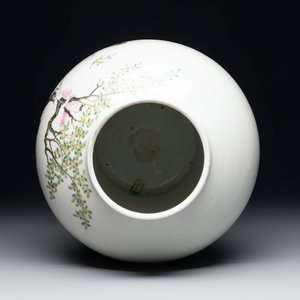 A Chinese famille rose 'lady and boys' vase and cover, Qianlong mark, Republic — photo 5