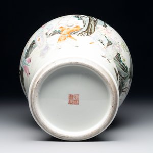 A Chinese famille rose 'lady and boys' vase and cover, Qianlong mark, Republic — photo 6