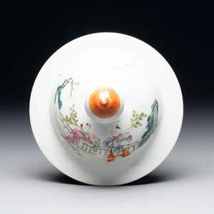 A Chinese famille rose 'lady and boys' vase and cover, Qianlong mark, Republic — photo 7