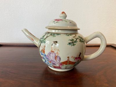 A Chinese famille rose 'lady and child' teapot and cover, 18th C. — 照片 1