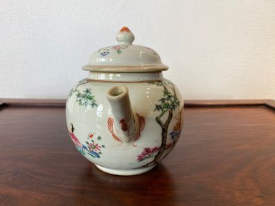 A Chinese famille rose 'lady and child' teapot and cover, 18th C. — 照片 2