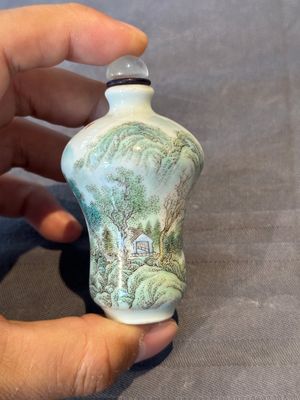 A Chinese famille rose 'landscape and poem' snuff bottle, Daoguang mark and of the period — 照片 1