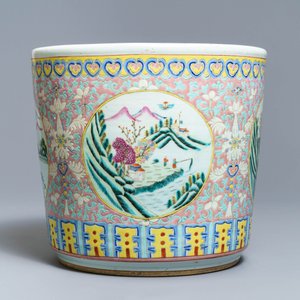A Chinese famille rose 'landscape medallions' jardinière, 19th C. — 照片 3