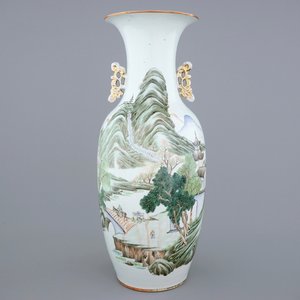 A Chinese famille rose landscape vase, 19/20th C. — 照片 1