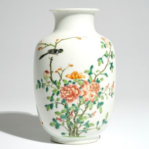 A Chinese famille rose lantern-shaped vase, Hongxian mark and poss. of the period, early 20th C. — 照片 1