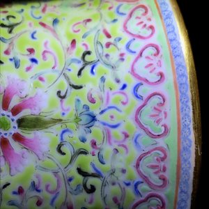 A Chinese famille rose lantern vase with go players, Qianlong mark, Republic, 20th C. — photo 8