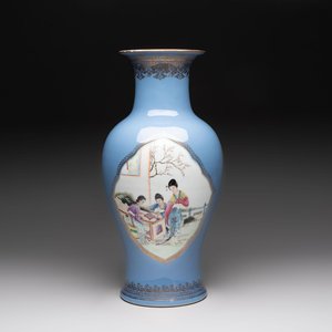 A Chinese famille rose lavender-blue-ground vase, Qianlong mark, Republic — photo 1