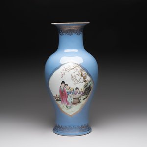 A Chinese famille rose lavender-blue-ground vase, Qianlong mark, Republic — photo 3