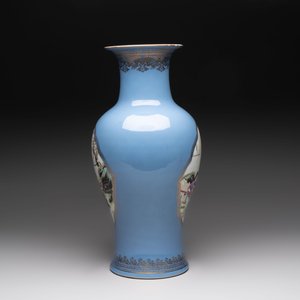 A Chinese famille rose lavender-blue-ground vase, Qianlong mark, Republic — photo 4