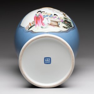 A Chinese famille rose lavender-blue-ground vase, Qianlong mark, Republic — photo 6