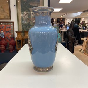 A Chinese famille rose lavender-blue-ground vase, Qianlong mark, Republic — photo 8