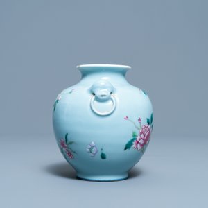 A Chinese famille rose lavender blue-ground vase, Yongzheng mark, 19/20th C. — photo 2