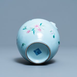 A Chinese famille rose lavender blue-ground vase, Yongzheng mark, 19/20th C. — photo 5