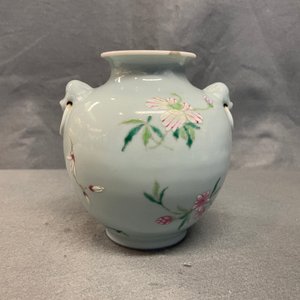 A Chinese famille rose lavender blue-ground vase, Yongzheng mark, 19/20th C. — photo 10