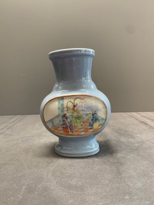 A Chinese famille rose lavender-ground vase with narrative design, Yongzheng mark, Republic — 照片 1