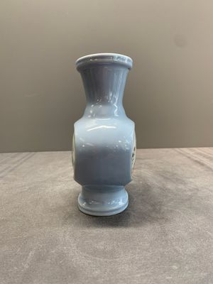 A Chinese famille rose lavender-ground vase with narrative design, Yongzheng mark, Republic — 照片 2