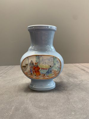 A Chinese famille rose lavender-ground vase with narrative design, Yongzheng mark, Republic — 照片 3