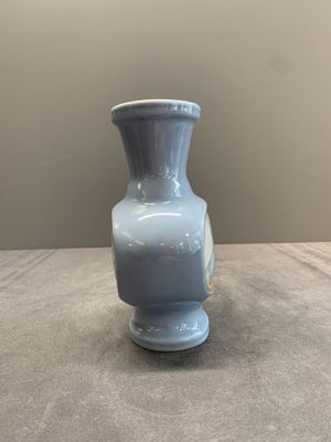 A Chinese famille rose lavender-ground vase with narrative design, Yongzheng mark, Republic — 照片 4