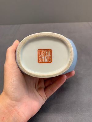 A Chinese famille rose lavender-ground vase with narrative design, Yongzheng mark, Republic — 照片 6