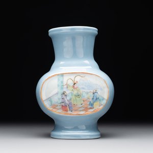 A Chinese famille rose lavender-ground vase with narrative design, Yongzheng mark, Republic — 照片 1