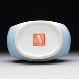 A Chinese famille rose lavender-ground vase with narrative design, Yongzheng mark, Republic — 照片 4