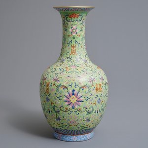 A Chinese famille rose lime-green ground bottle vase, Jiaqing mark and of the period — 照片 1