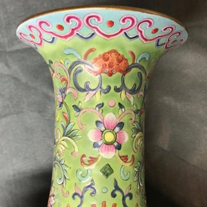 A Chinese famille rose lime-green ground bottle vase, Jiaqing mark and of the period — 照片 11