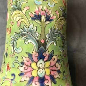 A Chinese famille rose lime-green ground bottle vase, Jiaqing mark and of the period — 照片 13