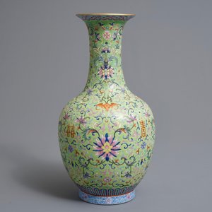 A Chinese famille rose lime-green ground bottle vase, Jiaqing mark and of the period — 照片 2