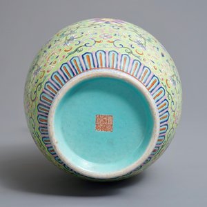 A Chinese famille rose lime-green ground bottle vase, Jiaqing mark and of the period — 照片 6