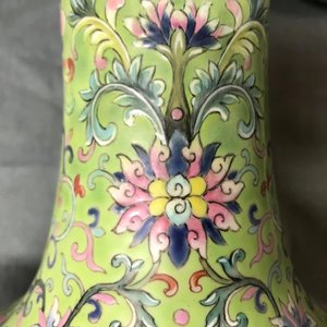 A Chinese famille rose lime-green ground bottle vase, Jiaqing mark and of the period — 照片 9