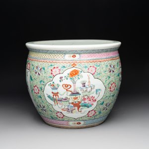 A Chinese famille rose lime-green-ground jardinière with birds, flowers and antiquities, 19th C. — photo 1