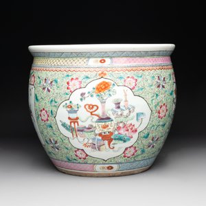 A Chinese famille rose lime-green-ground jardinière with birds, flowers and antiquities, 19th C. — photo 2
