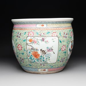 A Chinese famille rose lime-green-ground jardinière with birds, flowers and antiquities, 19th C. — photo 3