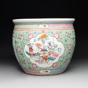 A Chinese famille rose lime-green-ground jardinière with birds, flowers and antiquities, 19th C. — photo 4