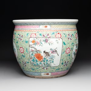 A Chinese famille rose lime-green-ground jardinière with birds, flowers and antiquities, 19th C. — photo 5