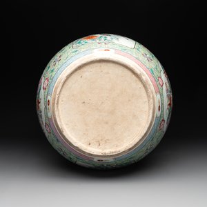 A Chinese famille rose lime-green-ground jardinière with birds, flowers and antiquities, 19th C. — photo 7