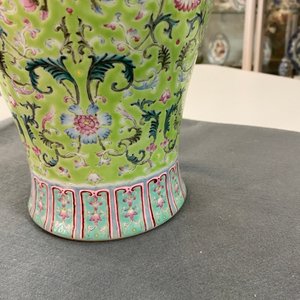 A Chinese famille rose lime-green-ground vase, Qianlong mark, 19/20th C. — 照片 11