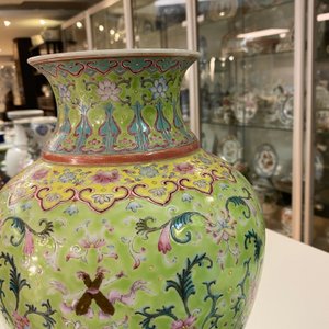 A Chinese famille rose lime-green-ground vase, Qianlong mark, 19/20th C. — 照片 14
