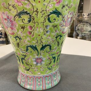 A Chinese famille rose lime-green-ground vase, Qianlong mark, 19/20th C. — 照片 15