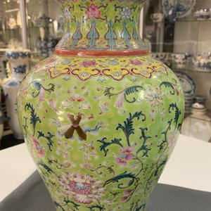A Chinese famille rose lime-green-ground vase, Qianlong mark, 19/20th C. — 照片 17