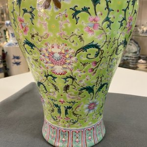 A Chinese famille rose lime-green-ground vase, Qianlong mark, 19/20th C. — 照片 18