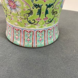 A Chinese famille rose lime-green-ground vase, Qianlong mark, 19/20th C. — 照片 19