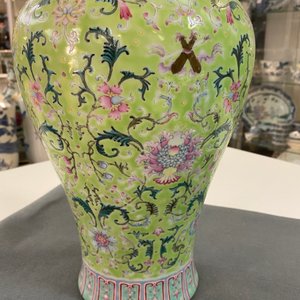 A Chinese famille rose lime-green-ground vase, Qianlong mark, 19/20th C. — 照片 20